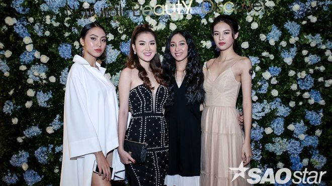 Khi không sắc lạnh trên sàn runway, Phí Phương Anh sẽ nữ tính dịu dàng như này