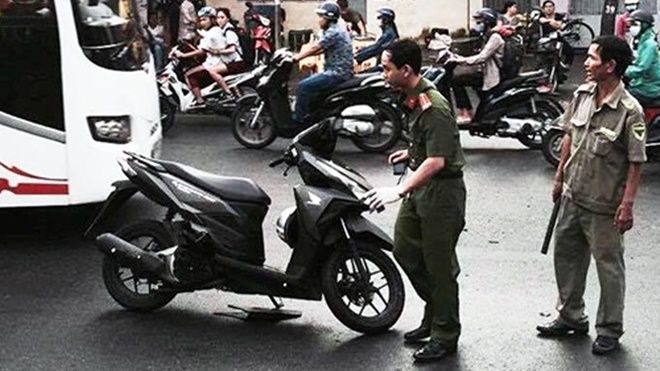 Người đàn ông bị chém gần lìa tay trên đường Sài Gòn