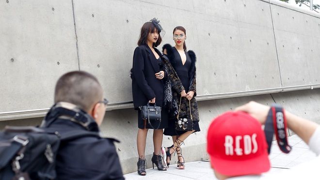 Lan Khuê, Quỳnh Mai thu hút ống kính nhiếp ảnh với street style all-black tại Seoul Fashion Week