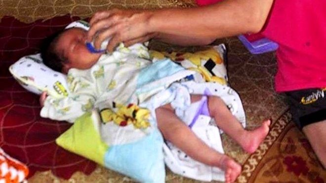 Bé trai bị bỏ rơi dưới gốc khế lúc rạng sáng