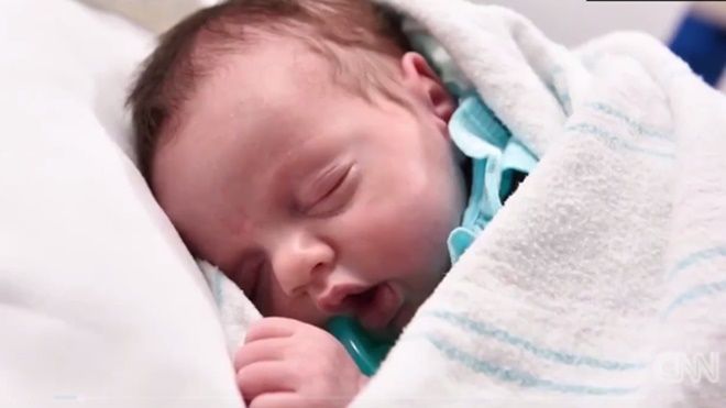 Chuyện lạ chưa từng có: Em bé được sinh ra từ bụng mẹ tới hai lần!