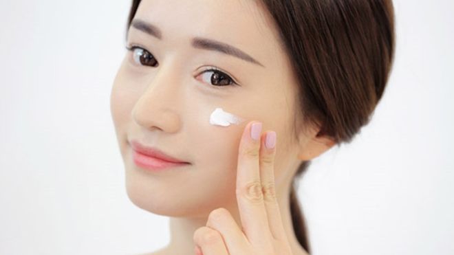 Đừng bao giờ quên dưỡng da trước khi trang điểm các nàng nhé!