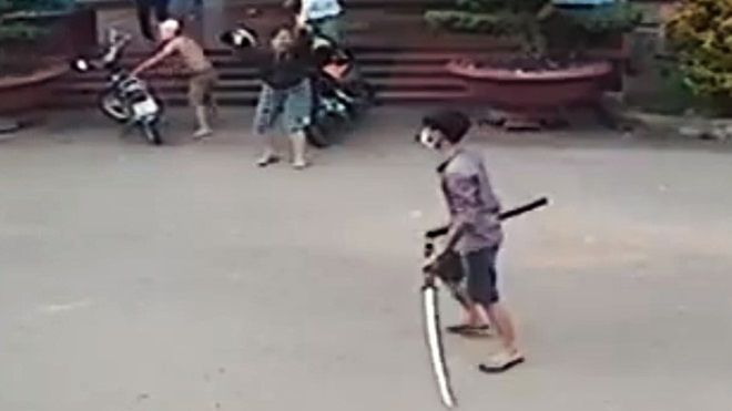 Hai nhóm thanh niên dùng kiếm truy sát nhau ở bệnh viện
