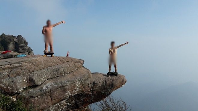 Các nam phượt thủ có sở thích 'trần truồng check-in' trên đỉnh núi khiến phái nữ bức xúc