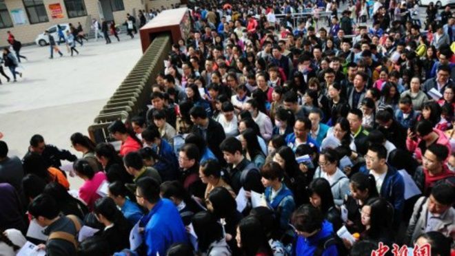 Nghẹt thở gần 8000 người chen chân ứng tuyển cho 1 vị trí… tiếp tân