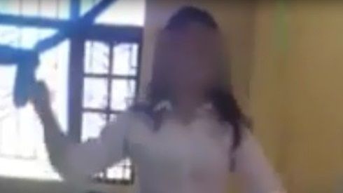 Nữ sinh cấp 3 mở nhạc sàn 'quẩy' như trên bar trong lớp học gây tranh cãi