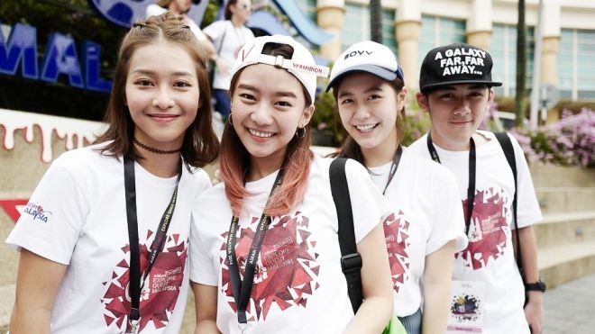 Khả Ngân thân thiết với dàn diễn viên 'Tuổi nổi loạn' trong tuần lễ Asian tại Malaysia