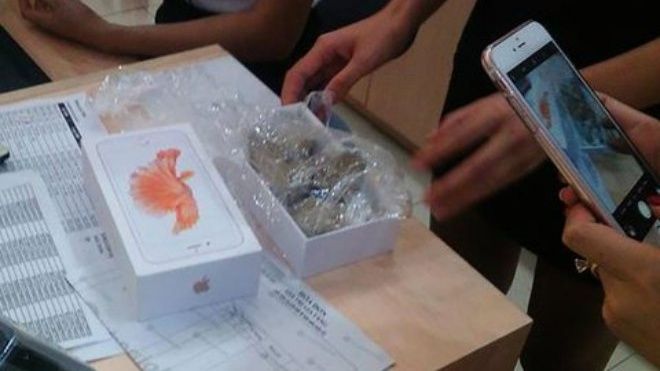 Nhân viên Thế giới di động nhét đá vào hộp để đánh tráo iPhone