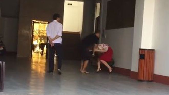 Bị chồng bắt quả tang vào khách sạn cùng trai lạ, vợ khẳng định 'chỉ gửi xe vào uống cà phê'