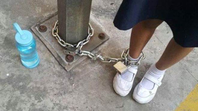 Mẹ xích con gái vào cột đèn bêu giữa đường vì trốn học