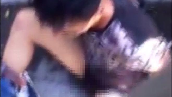 Nam thanh niên bị lột quần, đánh hội đồng vì nghi trộm SH