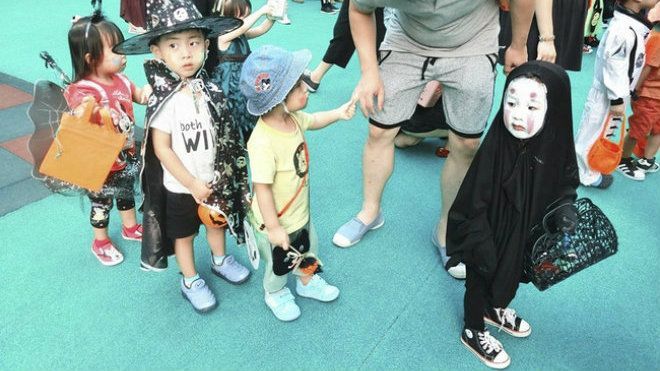 Mặc cho bạn bè bị doạ đến khóc, cô nhóc này vẫn vui vẻ tới trường với màn hoá trang Vô Diện