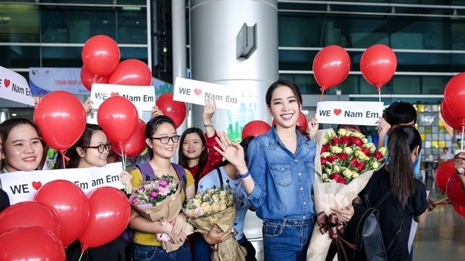 Mệt mỏi sau chuyến bay, Nam Em vỡ oà hạnh phúc trong vòng tay fan