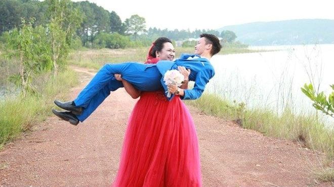 Ảnh cưới tinh nghịch của cô dâu hơn chú rể 30 kg