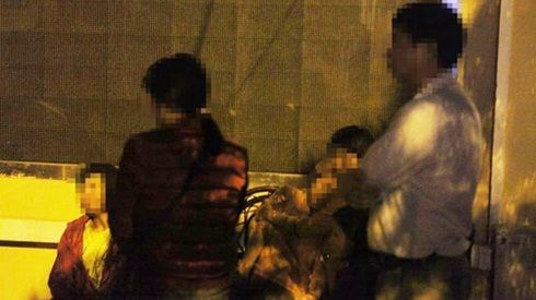 Thiếu phụ khóc ngất khi hay tin chồng tử nạn trong vụ cháy quán karaoke