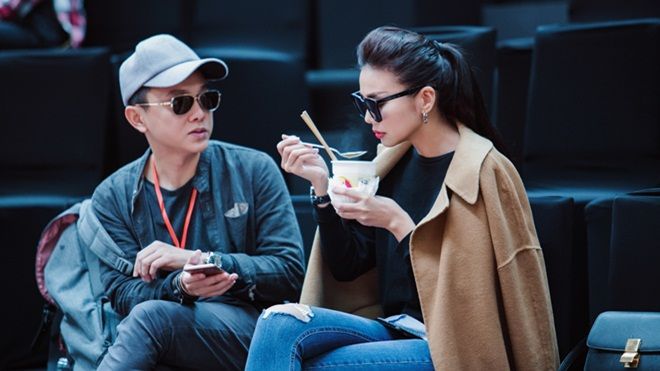 Thanh Hằng ăn vội mì gói tất bật tổng duyệt Vietnam International Fashion Week Thu/Đông 2016
