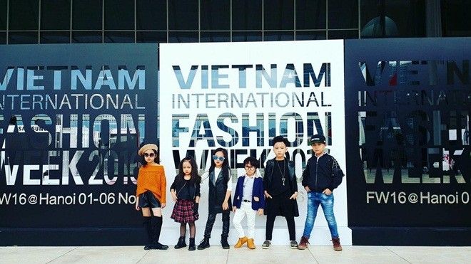 Mẫu nhí xinh tươi như này thì ai cũng muốn đi xem fashion show!