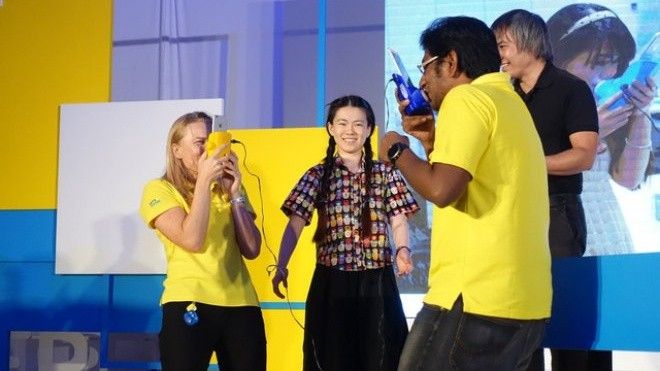 Chẳng ngại yêu xa, anh chàng này đã tạo ra máy hôn môi xa qua… Internet