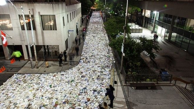 Người dân ngỡ ngàng với 'dòng sông sách' 10.000 cuốn ngay giữa phố