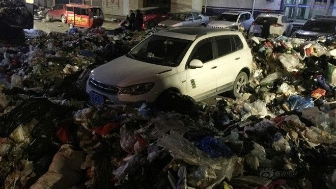 10 tấn rác bao vây xế hộp cáu cạnh khiến chủ xe 'khóc thét', nguyên nhân hóa ra là tại…