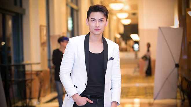 'Thái tử' Isaac vẫn hút mọi ánh nhìn dù đến sự kiện muộn