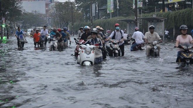 Trưa nay áp thấp nhiệt đới vào bờ, Nam Bộ có mưa rất to