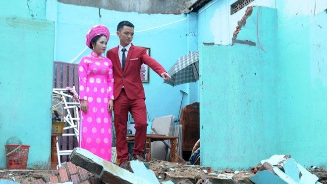 Đám cưới bên căn nhà sập trong mùa lũ