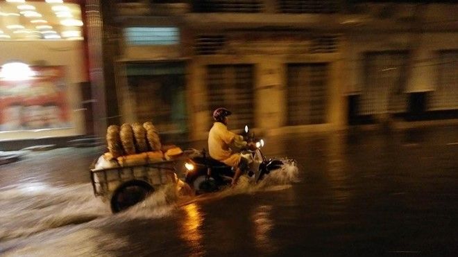 Nhiều tuyến đường Sài Gòn ngập vì mưa lớn trong đêm