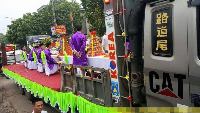 Siêu xe đón dâu đã là gì, mang dàn container đi hỏi vợ mới là chất