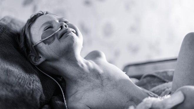 Nhiếp ảnh gia đăng ảnh con gái đau đớn vì ung thư khiến cả thế giới động lòng