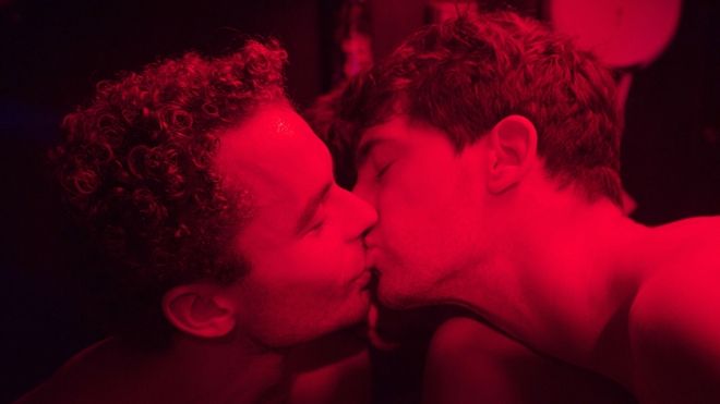 Paris 05:59 - 'Choáng' trước cảnh quan hệ đồng tính tập thể dài 18 phút