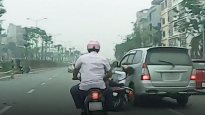 Công an điều tra vụ xe Innova vượt ẩu, tông ngã cô gái trên phố Hà Nội