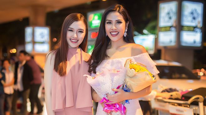 'Nữ hoàng trang sức' Phương Chi lặn lội nửa đêm ra sân bay đón Nguyễn Thị Loan