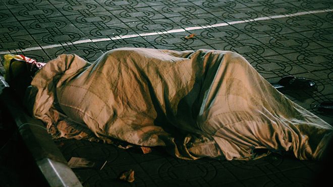 Giấc ngủ rét buốt của người vô gia cư giữa đêm Hà Nội 'ngày trở gió'