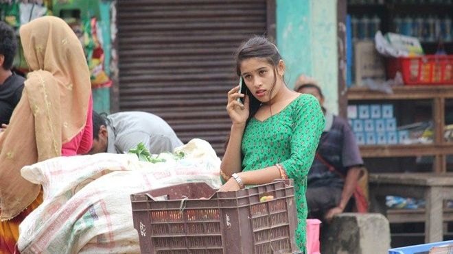 Vẻ đẹp của 'hot girl bán rau' gây tranh cãi trên mạng