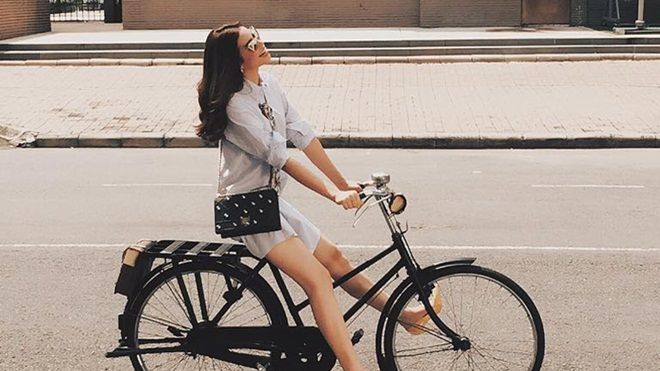 Street style với xe đạp xưa rồi nhưng Hương thích thì Hương chụp thôi!