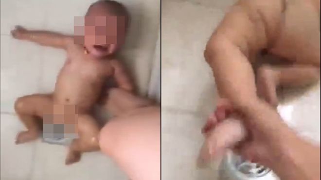 Cha hành hạ con dã man trong nhà tắm dằn mặt vợ gây phẫn nộ ghê gớm