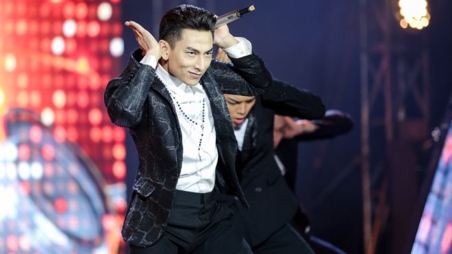 Chỉ dùng hit cũ, Isaac vẫn có thể khiến sân khấu nổ tung thế này!