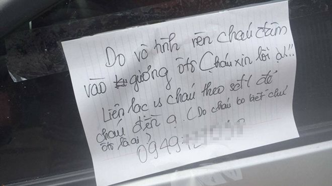 Làm vỡ gương xe rồi để lại số điện thoại xin đền tiền, mấy ai làm được như nam sinh này