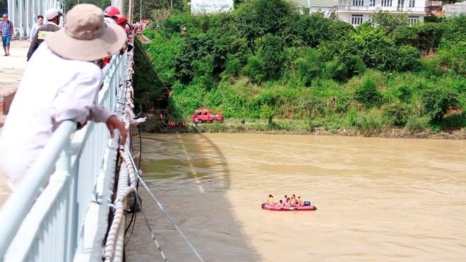 Người đàn ông để lại thư tuyệt mệnh trong ô tô rồi nhảy cầu tự tử