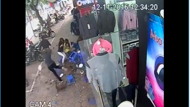 Đang vui vẻ ăn uống ở vỉa hè Hà Nội, 'vật thể lạ' bất ngờ rơi xuống giữa mâm vỡ tan bàn ghế