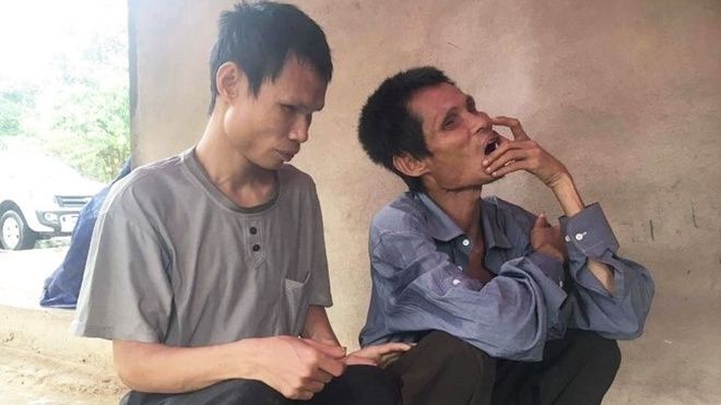 Ba anh em mù mò ốc nuôi nhau