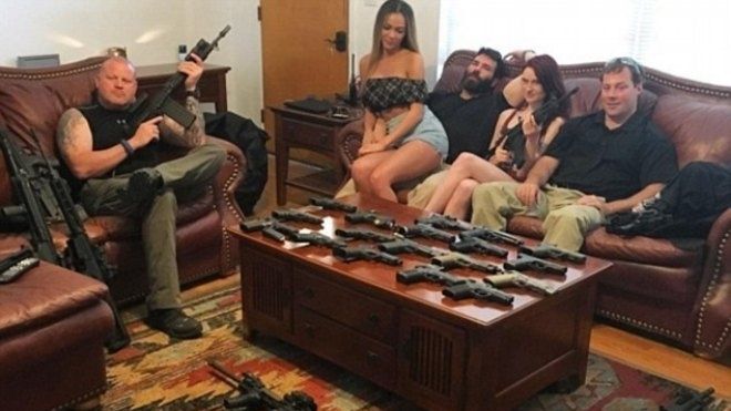 Thú khoe ảnh chơi súng vàng của hội con nhà giàu thế giới