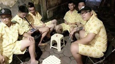'Đồng bọn' đích thực là phải thế này, đi đâu cũng diện đồ giống y xì nhau