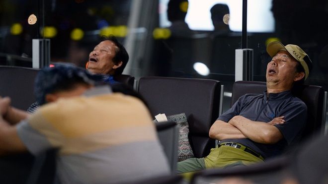 Muôn kiểu ngủ đêm ở sân bay hiện đại nhất Việt Nam