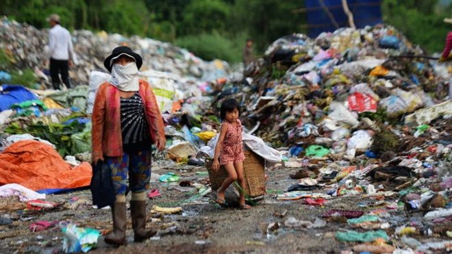 Bé gái 6 tuổi mưu sinh ở bãi rác thay vì đến trường