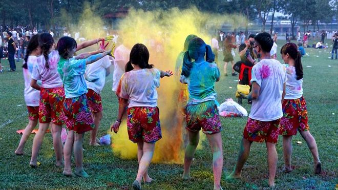 Chụp ảnh kỷ yếu, sinh viên nhuộm màu loang lổ công viên