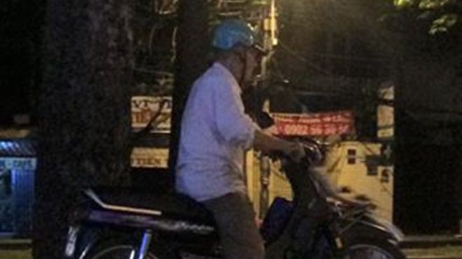 Câu chuyện buồn về bác xe ôm già phải năn nỉ khách để được đi thay GrabBike
