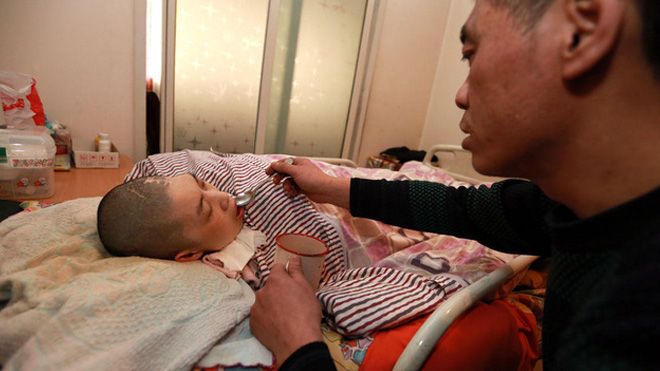 Từ bỏ tất cả để chăm sóc người vợ sống thực vật, đây mới chính là soái ca thật sự