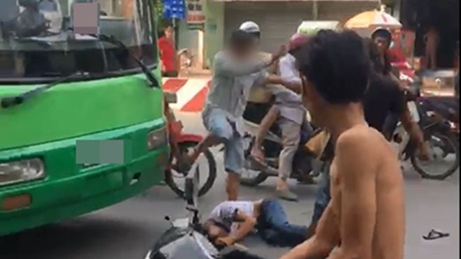 Nam thanh niên bị đánh đập dã man giữa đường phố Sài Gòn vì ăn trộm xe máy